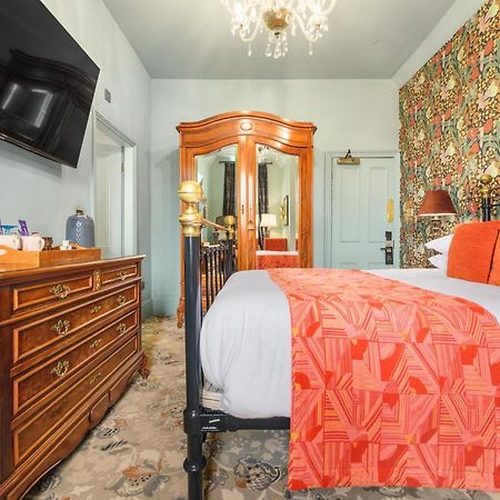 Clementine'S Guest House York Bagian luar foto A room at the hotel