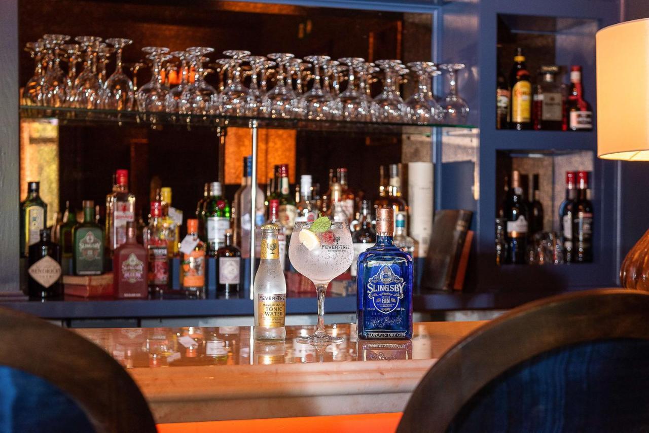 Clementine'S Guest House York Bagian luar foto A bar in a restaurant