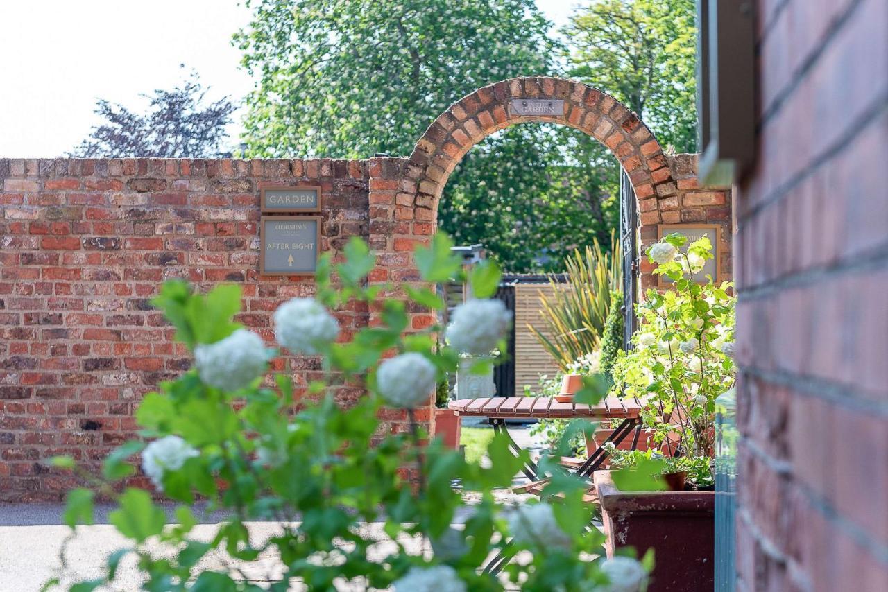 Clementine'S Guest House York Bagian luar foto The garden of the former stable block