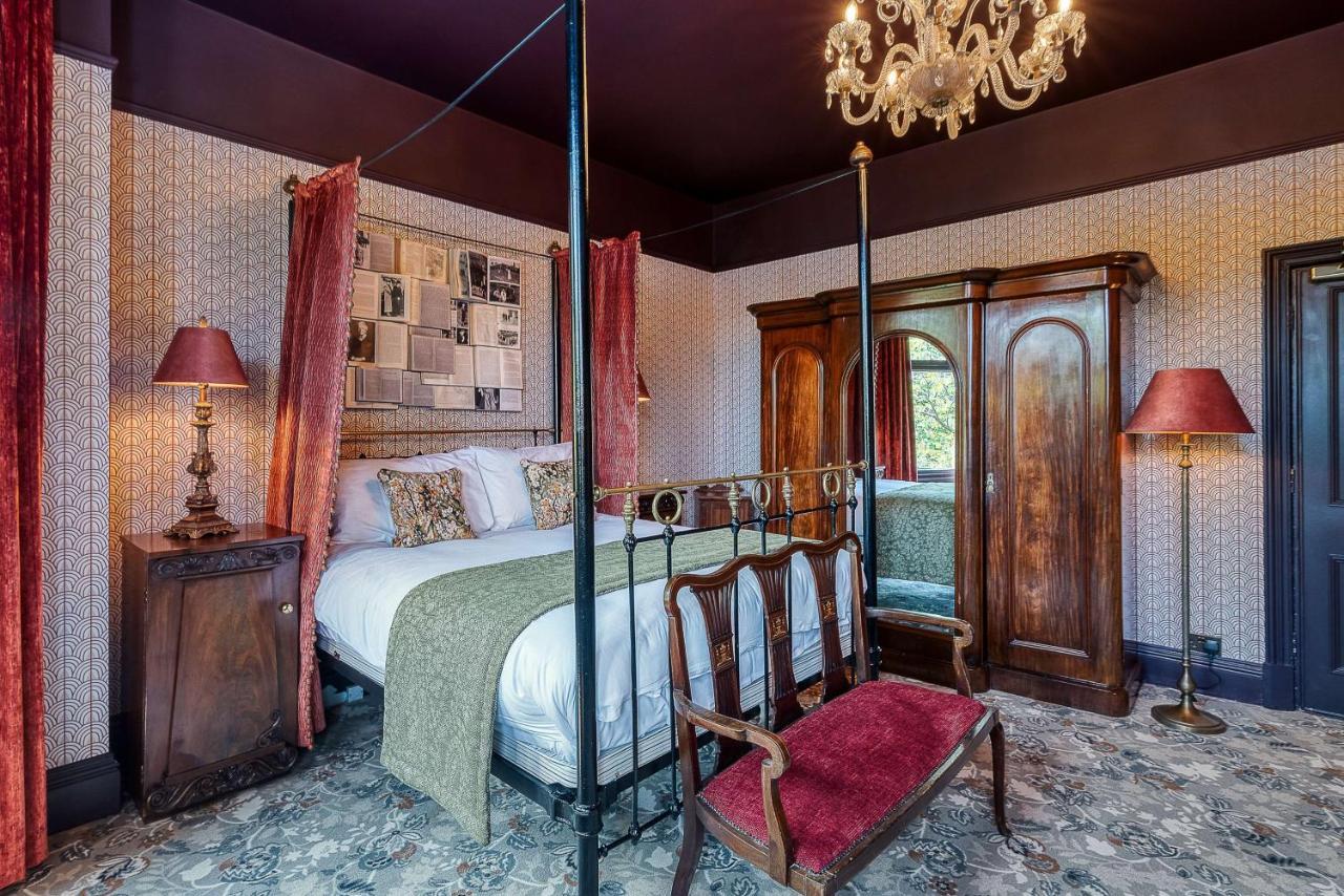 Clementine'S Guest House York Bagian luar foto The bedroom at The Old Vicarage