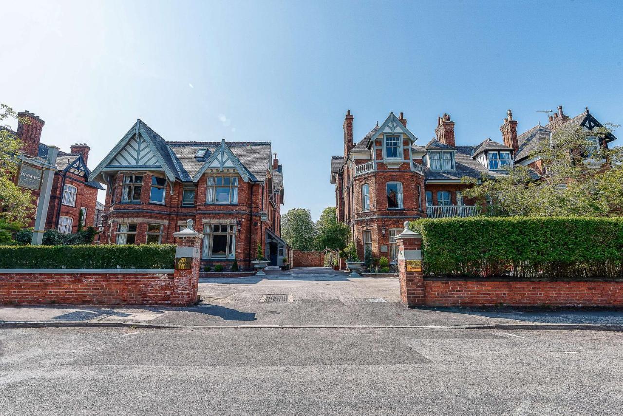 Clementine'S Guest House York Bagian luar foto The entrance to the former hospital