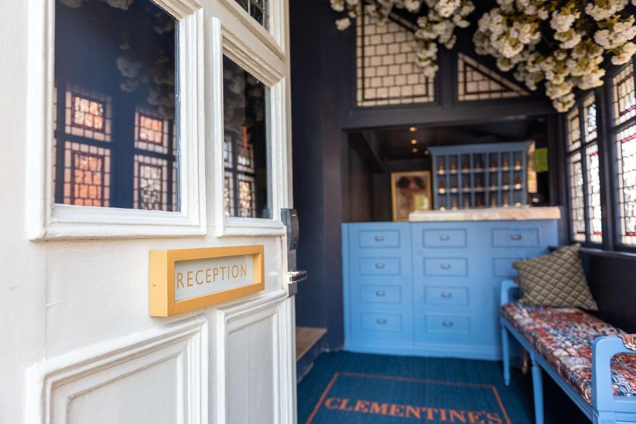 Clementine'S Guest House York Bagian luar foto Reception at Clement's Inn