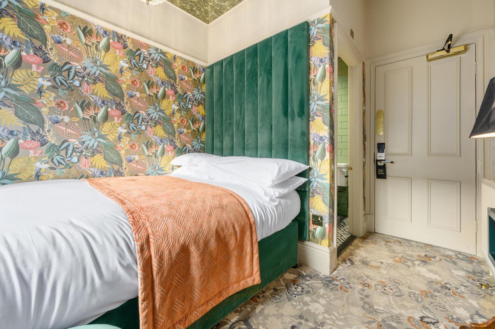 Clementine'S Guest House York Bagian luar foto A bedroom at The Mitre Hotel