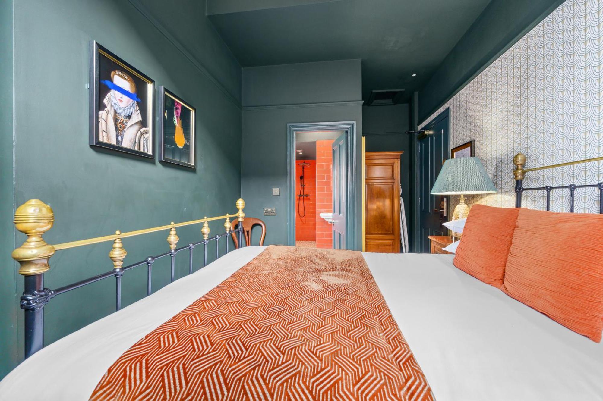 Clementine'S Guest House York Bagian luar foto A bedroom at the hotel