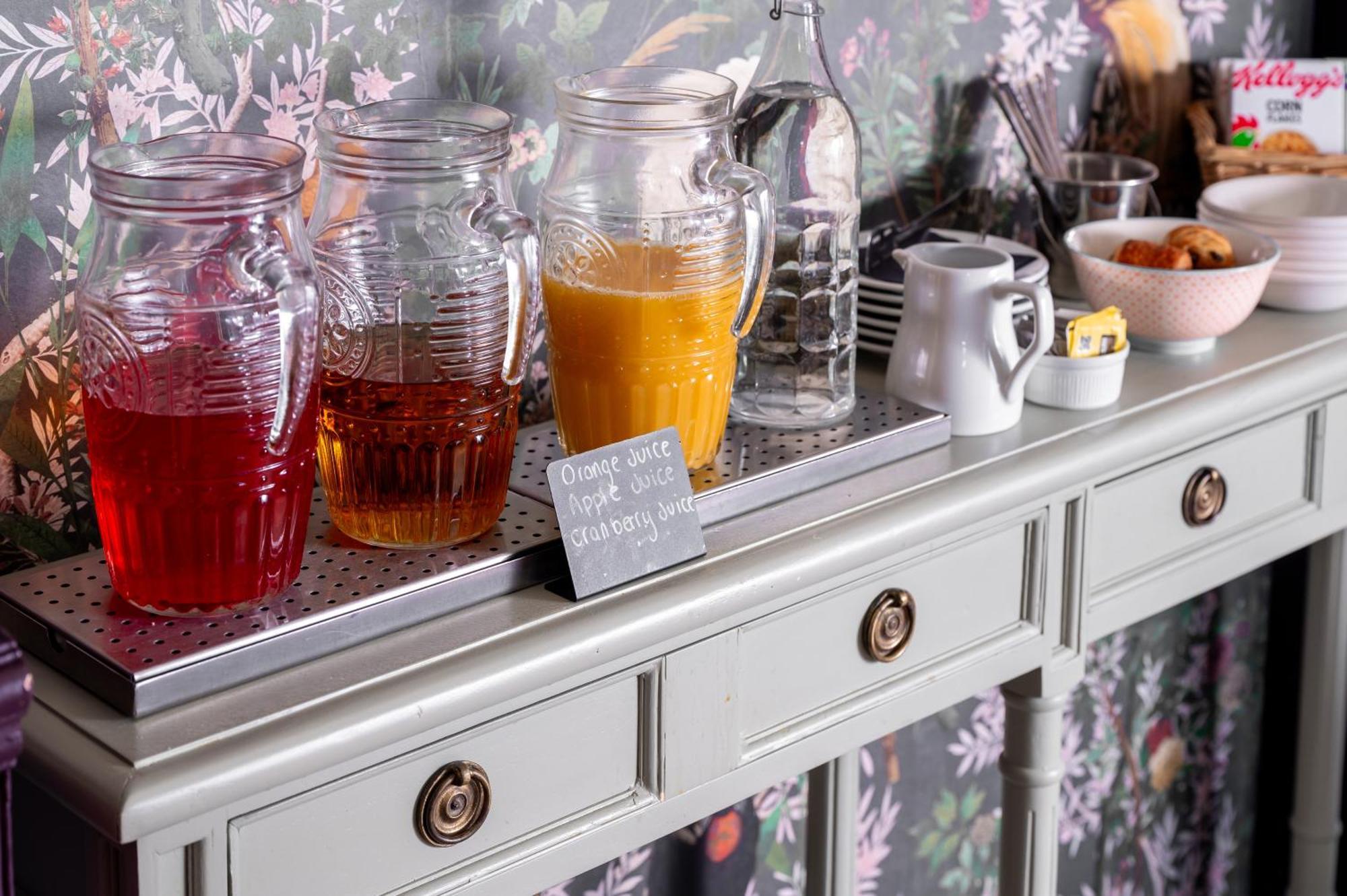 Clementine'S Guest House York Bagian luar foto A buffet with a selection of fruit juices