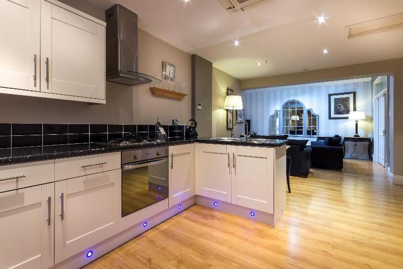 Clementine'S Guest House York Ruang foto A modern kitchen